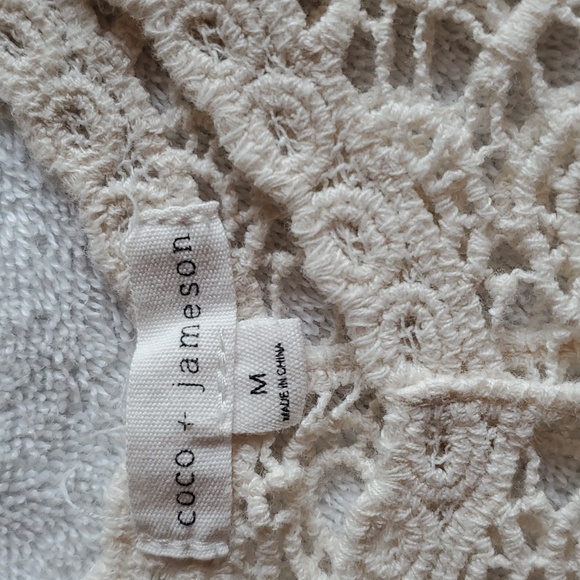 Simple crochet top in Ecru by Coco & Jameson in EUC Size Medium no snags - Picture 3 of 3